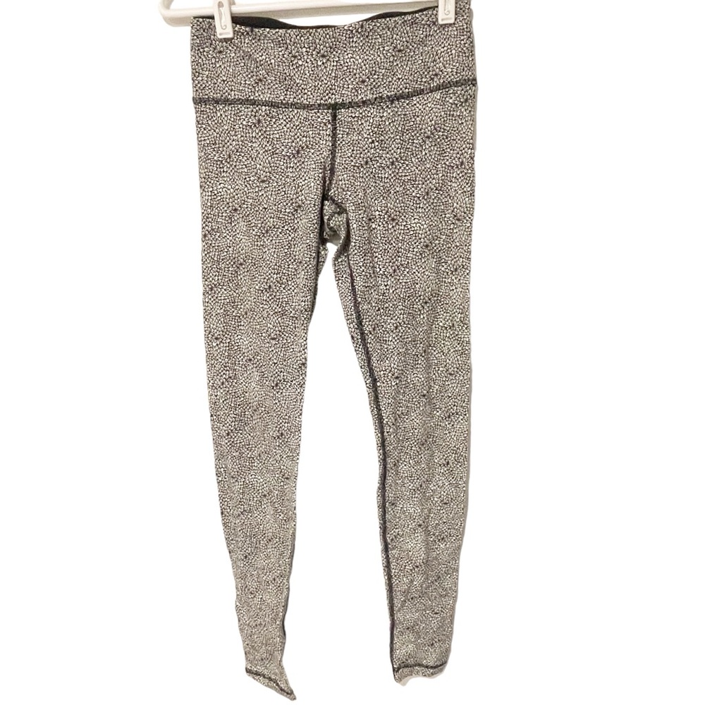 Lululemon Size 4 Wunder‎ Under Black and White Floral Print Leggings Athletic